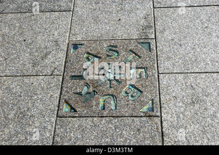 (Dpa) - una pietra con colorati glas dicendo "tebuklas' (cioè miracolo) è in massa tra la cattedrale e la sua freestanding torre campanaria di Vilnius, Lituania, 31 agosto 2005. È stato uno dei punti finali quando una catena umana di circa 2 milioni di persone del mar Baltico hanno dimostrato nel 1989 su 650 chilometri tra Vilnius e Tallinn, Estonia contro l'occupazione sovietica. La pietra è stata Foto Stock