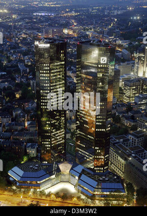 (Dpa) - i pannelli di vetro illuminato Twin towers contrassegnare la sede centrale della Deutschen Bank che si eleva al di sopra del mare di case a Francoforte, in Germania, il 30 settembre 2005. Foto: Frank Rumpenhorst Foto Stock