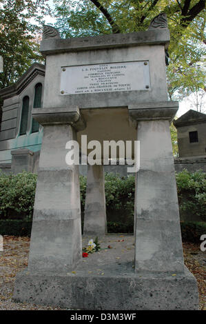 (Dpa) - l'immagine mostra la tomba di francese il drammaturgo e attore Moliere (Giovanni battista Poquelin, nato il 14 gennaio 1622 a Parigi; morì il 17 febbraio 1673 a Parigi) presso il cimitero di Pere Lachaise di Parigi, Francia, 9 ottobre 2005. Foto: Helmut Heuse Foto Stock