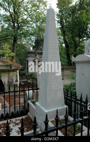 (Dpa) - l'immagine mostra la tomba di famiglia della famiglia Hugo e scrittore francese Victor Hugo (nato il 26 febbraio 1802 a Besancon, morto l'22 maggio 1885 a Parigi) presso il cimitero di Pere Lachaise di Parigi, Francia, 8 ottobre 2005. Foto: Helmut Heuse Foto Stock