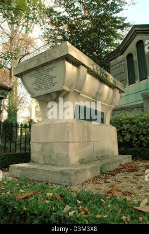 (Dpa) - l'immagine mostra la tomba di autore francese Jean de La Fontana (nato il 8 luglio 1621 in Chateau-Thierry; morì il 13 aprile 1695 a Parigi) presso il cimitero di Pere Lachaise di Parigi, Francia, 9 ottobre 2005. Foto: Helmut Heuse Foto Stock