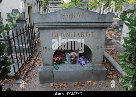 (Dpa) - l'immagine mostra la tomba di attrice francese Sarah Bernhardt (nato il 23 ottobre 1844 a Parigi; morì il 25 marzo 1923 a Parigi) presso il cimitero di Pere Lachaise di Parigi, Francia, 9 ottobre 2005. Foto: Helmut Heuse Foto Stock