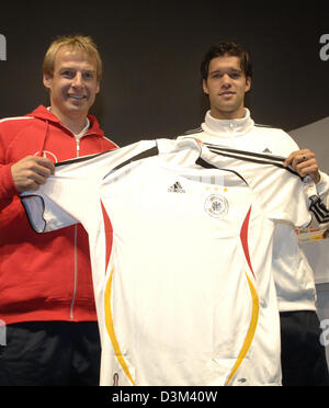 (Dpa) - Head Coach Juergen Klinsmann (L) e capitano della squadra Michael Ballack presente la nuova nazionale tedesco di soccer jersey da adidas a Colonia, Germania, Mercoledì 09 Novembre 2005. Foto: Achim Scheidemann Foto Stock