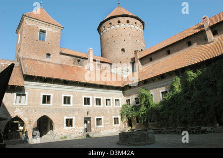 (Dpa) - Una vista del cortile e l'edificio principale dell'ex castello vescovile di Reszel, precedentemente Ruessel, nella regione polacca di Masuren, Polonia, 30 agosto 2005. Il castello, costruito nel XIV secolo, è oggi un centro di cultura, mostre e concerti e ospita un hotel come pure un ristorante. Foto: Helmut Heuse Foto Stock