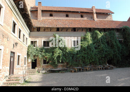 (Dpa) - Una vista del cortile e l'edificio principale dell'ex castello vescovile di Reszel, precedentemente Ruessel, nella regione polacca di Masuren, Polonia, 30 agosto 2005. Il castello, costruito nel XIV secolo, è oggi un centro di cultura, mostre e concerti e ospita un hotel come pure un ristorante. Foto: Helmut Heuse Foto Stock