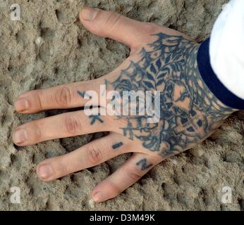 (Dpa) - La foto mostra il tatuato mano di un partecipante di un neo nazista di marzo durante un controllo di polizia in Halbe, Germania, 12 novembre 2005. Neo nazisti sono ammessi a marzo attraverso il villaggio a sud di Berlino e di tenere un incontro di fronte al cimitero di foresta nel pomeriggio. L Alta Corte Amministrativa di Berlino/Brandeburgo ha approvato la dimostrazione da circa mille neo nazisti su Foto Stock