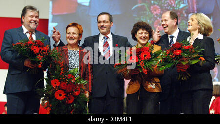 (Dpa) - Il nuovo presidente della Socialdemocrats (SPD) Matthias Platzeck (C) nella foto con il nuovo eletto board del DOCUP, Baerbel Dieckmann, Peer Steinbrueck, Ute Vogt, Elke Ferner e Kurt Beck (R-L) alla SPD congresso a Karlsruhe, Germania, 15 novembre 2005. Foto: Bernd Weissbrod Foto Stock