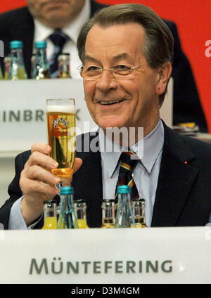 (Dpa) - Franz Muentefering, ex presidente del Partito socialdemocratico (SPD), sorriso come egli gode di una birra durante la SPD congresso di Karlsruhe in Germania, martedì 15 novembre 2005. Foto: Uli Deck Foto Stock