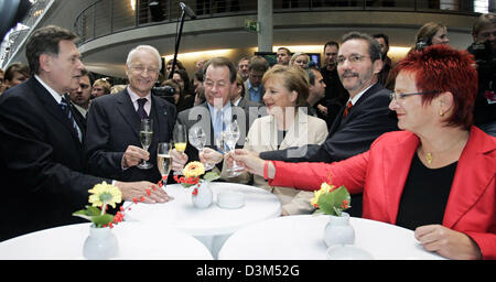 (Dpa) - (L) Michael GLOS, Presidente della bavarese cristiano conservatore Unione Sociale (CSU), Edmund Stoiber, Presidente della Christian Unione Democratica (CDU), Angela Merkel, Presidentessa della CDU e designati Chacellor tedesco Franz Muentefering, Vice Presidente dei Socialdemocratici (SPD), Matthias Platzeck, il nuovo presidente della SPD e Elke Ferner, vice presidentessa Foto Stock