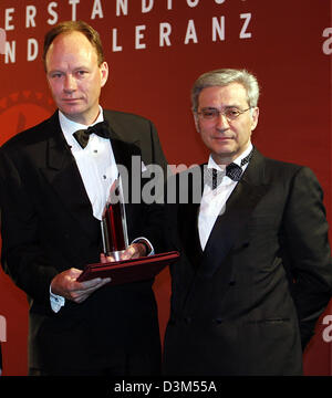 (Dpa) - Salomon Korn (R), Vice Presidente del Concistoro centrale degli ebrei in Germania, conferisce il premio 2005 per la comprensione e la tolleranza di Nikolaus Graf Lambsdorff come rappresentante del suo padre Otto Graf Lambsdorff presso il Museo Ebraico di Berlino, Germania, 19 novembre 2005. Quest'anno il premio è stato assegnato a Heinz Berggruen e Otto Graf Lambsdorf. Il premio che non è Foto Stock