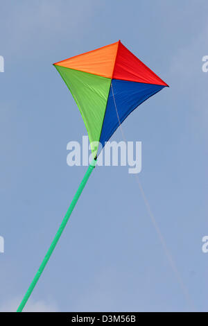 (Dpa) - Un aquilone vola nel vento a Viareggio, Italia, 23 ottobre 2005. Foto: Heiko Wolfraum Foto Stock