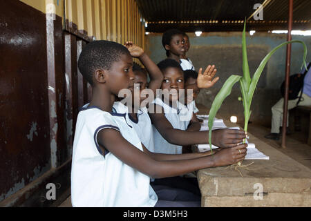 (Dpa) - l'immagine mostra i giovani studenti nelle loro classi a Natwange Gioventù Scuola di villaggio di Ndola, Zambia, 28 settembre 2005. Il composto Mtendere organizza il "Progetto Africa" in cui gli adolescenti scherzosamente ricevere informazioni circa il AIDS-epidemia. Lo Zambia è uno dei paesi del mondo più gravemente effettuata dall'Aids-epidemia. Foto: Jens Kalaene Foto Stock