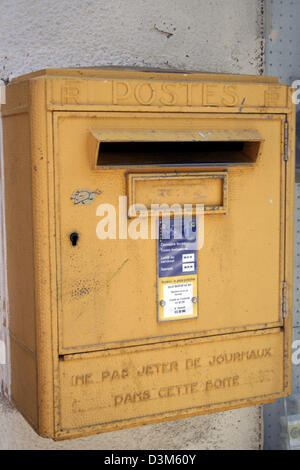 (Dpa) (file) - l'immagine datata 25 luglio 2005 mostra una lettera gialla box in Bonifacio in Corsica, Francia. Foto: Lars Halbauer Foto Stock