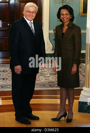 (Dpa) - Il Ministro degli esteri tedesco Frank-Walter Steinmeier (L) dei Socialdemocratici (SPD) incontra il Segretario di Stato americano Condoleezza Rice a Washington DC, Martedì, 29 novembre 2005. Nel corso della sua visita di due giorni per gli Stati Uniti, Steinmeier ha incontrato anche il Segretario Generale delle Nazioni Unite Kofi Annan. Foto: Tim Brakemeier Foto Stock