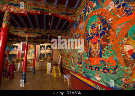 Murale buddista all'interno della sala di preghiera, Chemrey Gompa, (Ladakh) Jammu e Kashmir India Foto Stock