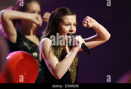 (Dpa) - svedese cantante pop Amy Diamond esegue al pop mostra "La Cupola" in SAP Arena di Mannheim, Germania, 2 dicembre 2005. L'arena è stato esaurito con circa 10.000 spettatori. Foto: Ronald Wittek Foto Stock