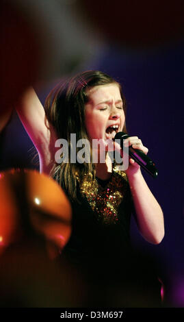 (Dpa) - svedese cantante pop Amy Diamond esegue al pop mostra "La Cupola" in SAP Arena di Mannheim, Germania, 2 dicembre 2005. L'arena è stato esaurito con circa 10.000 spettatori. Foto: Ronald Wittek Foto Stock