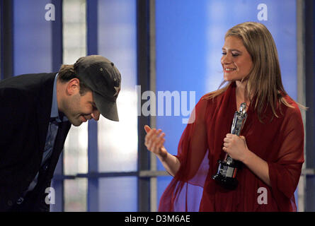 (Dpa) - regista tedesco Marc Rothemund (L) e attrice tedesca Julia Jentsch sono presentati con un premio per il loro film 'Sophie Scholl - Die letzten Tage' (Sophie Scholl, i giorni finali) durante la European Film Academy cerimonia di premiazione che si terrà a Berlino, Germania, 03 dicembre 2005. La European Film Academy Award è stato assegnato in 17 categorie. Foto: Marcus Brandt Foto Stock