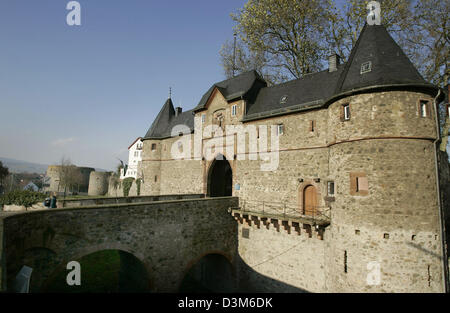 (Dpa) - l'immagine mostra il cancello di Friedberg castello (datata 1250) in Friedberg / Hesse, Germania, 01 dicembre 2005. La città di Friedberg originariamente nata da un forte romano. Fin dalla fondazione nel 1246, la del Burgraviato contea di Friedberg usato per essere una Repubblica aristocratica nel XIII e XIV secolo. La federazione di Darmstadt / Assia avvenuto nel 1834. Foto: Frank può Foto Stock