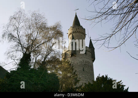 (Dpa) - l'immagine mostra Adolfsturm torre (datata 1350) in Friedberg / Hesse, Germania, 01 dicembre 2005. La città di Friedberg originariamente nata da un forte romano. Fin dalla fondazione nel 1246, la del Burgraviato contea di Friedberg usato per essere una Repubblica aristocratica nel XIII e XIV secolo. La federazione di Darmstadt / Assia avvenuto nel 1834. Foto: Frank può Foto Stock