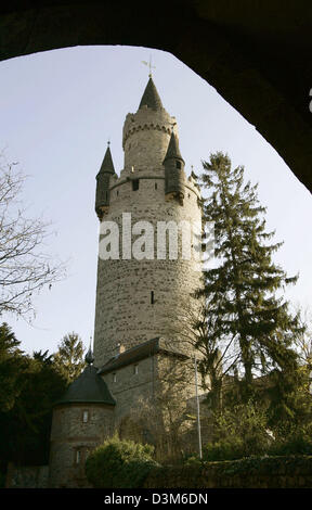 (Dpa) - l'immagine mostra Adolfsturm torre (datata 1350) in Friedberg / Hesse, Germania, 01 dicembre 2005. La città di Friedberg originariamente nata da un forte romano. Fin dalla fondazione nel 1246, la del Burgraviato contea di Friedberg usato per essere una Repubblica aristocratica nel XIII e XIV secolo. La federazione di Darmstadt / Assia avvenuto nel 1834. Foto: Frank può Foto Stock