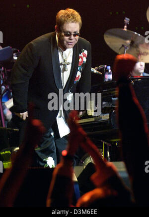 (Dpa) - il cantante britannico Elton John si inarca per il tifo folla all'inizio del suo tour tedesco in Color Line Arena di Amburgo, Germania, 5 dicembre 2005. Il 58-anno-vecchio cantante esegue i brani del suo nuovo album 'Peachtree Road' e molti classici. Il tour lo porterà attraverso le città di Oberhausen, Stoccarda, Mannheim, Moenchengladbach e Wolfsburg. Foto: Patrick Lux Foto Stock