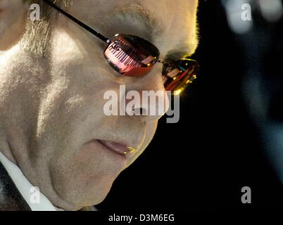 (Dpa) - Il pianoforte specchi nei bicchieri di cantante britannico Elton John all'inizio del suo tour tedesco in Color Line Arena di Amburgo, Germania, 5 dicembre 2005. Il 58-anno-vecchio cantante esegue i brani del suo nuovo album 'Peachtree Road' e molti classici. Il tour lo porterà attraverso le città di Oberhausen, Stoccarda, Mannheim, Moenchengladbach e Wolfsburg. Foto: Patrick Foto Stock