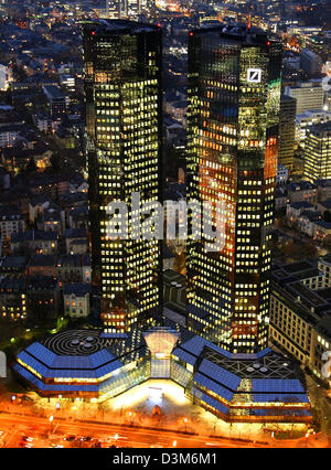 (Dpa) - l'immagine mostra il twin tower sede della Deutsche Bank a Francoforte sul Meno, Germania, nella notte di martedì 06 ottobre 2005. Foto: Boris Roessler Foto Stock