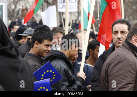 Sofia, Bulgaria; 21/02/2013. I giovani rom uomini sventolando bandiere bulgaro a sostegno dell'incumbent governo di centro-destra di PM Boyko Borisov. Foto Stock