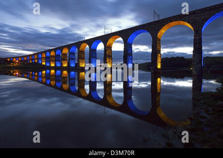 Il Royal ponte di confine al crepuscolo, Berwick-upon-Tweed, Northumberland Foto Stock