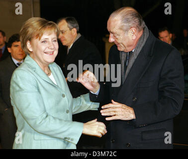 (Dpa) - Il cancelliere tedesco Angela Merkel accoglie il Presidente francese Jacques Chirac a Berlino, Germania, 08 dicembre 2005. In seguito si sono incontrati per colloqui a Glienicke sede di caccia. Foto: Peer Grimm Foto Stock