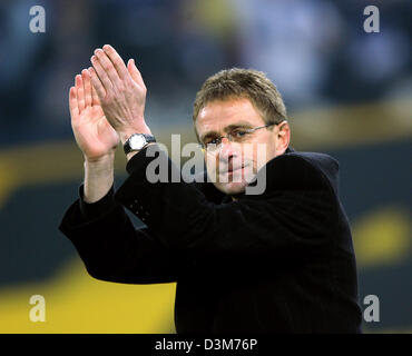 (Dpa) - Ralf Rangnick, in uscita allenatore del club di calcio FC Schalke 04, applaude verso i tifosi dopo il fischio finale della Bundesliga partita di calcio FC Schalke 04 vs. FSV Mainz 05 alla Veltins Arena di Gelsenkirchen, Germania, 10 dicembre 2005. Schalke ha vinto 1-0. Foto: Franz-Peter Tschauner Foto Stock