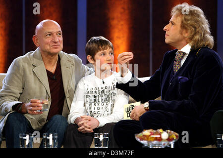 (Dpa) - attore britannico Sir Ben Kingsley (L) e il suo piccolo film partner Barney Clark (entrambi eseguono in "Oliver Twist") parlare con TV tedesca host Thomas Gottschalk (R) durante il tedesco TV show "Wetten Dass,...?" ("scommettere che...?") a Duesseldorf in Germania, 10 dicembre 2005. Numerose celebrità internazionali e gli artisti tedeschi sono stati tra gli ospiti dell' Europa di maggior successo spettacolo TV. Ph Foto Stock