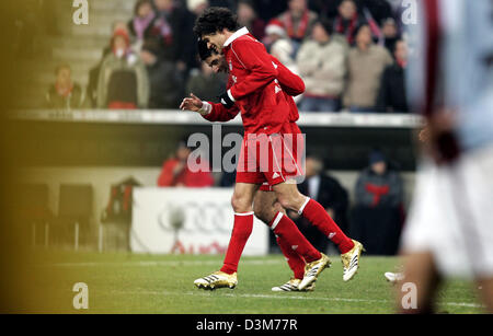 (Dpa) - Monaco di Baviera Michael Ballack (anteriore) celebra dopo la sua 1-0 gol con il suo compagno di squadra Roy Makaay durante la Bundesliga partita di calcio FC Bayern Monaco vs. 1FC Kaiserslautern nello stadio Allianz Arena di Monaco di Baviera, Germania, 11 dicembre 2005. Foto: Matthias Schrader (Attenzione: EMBARGO SULLE NUOVE CONDIZIONI! Il DFL ha proibito la pubblicazione e ulteriore utilizzazione delle foto durante il Foto Stock