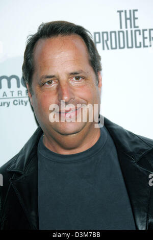 (Dpa) - Noi attore Jon Lovitz arriva per la prima mondiale del suo film "I PRODUTTORI' in Westfield Century City, Los Angeles, California, USA, lunedì, 12 dicembre 2005. Foto: Hubert Boesl Foto Stock