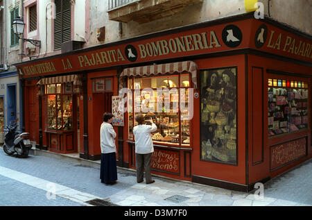 (Dpa) file - la mostra fotografica di un negozio di dolci nella città vecchia di Palma, Spagna, 15 giugno 2004. Foto: Thorsten Lang Foto Stock