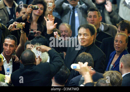 (Dpa) - boxeur leggendario Muhammad Ali arriva per sua figlia Aila's incontro di pugilato presso il Max Schmeling hall di Berlino, Germania, 17 dicembre 2005. Foto: Jan Woitas Foto Stock