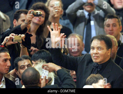 (Dpa) - boxeur leggendario Muhammad Ali arriva per sua figlia Aila's incontro di pugilato presso il Max Schmeling hall di Berlino, Germania, 17 dicembre 2005. Foto: Jan Woitas Foto Stock