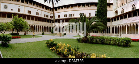 (Dpa) - La foto mostra il cortile piantati con la fine del chiostro gotico del 'Convento de Sant Francesc' alla Plaça de Sant Francesc a Palma, Spagna, 15 giugno 2004. Foto: Thorsten Lang Foto Stock