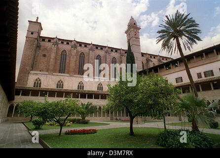 (Dpa) - La foto mostra il cortile piantate con stile tardo gotico chiostro del 'Convento de Sant Francesc' alla Plaça de Sant Francesc a Palma, Spagna, 15 giugno 2004. Foto: Thorsten Lang Foto Stock