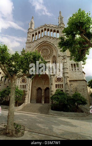 (Dpa) FILE - La foto mostra la chiesa parrocchiale San Bartomeu a Soller, Mallorca, Spagna, 15 giugno 2004. La piccola città di 10.500 abitanti è la meta finale dell'isola la sola linea di tram, un ex orange vagone treno chiamato "Fulmine rosso" (dal 1912), che oggi i trasporti di circa un milione di turisti all'anno. Al di sotto dei sicomori, è possibile rilassarsi in uno dei Foto Stock