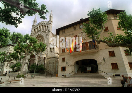 (Dpa) FILE - La foto mostra la chiesa parrocchiale San Bartomeu (L) e il municipio di Soller, Mallorca, Spagna, 15 giugno 2004. La piccola città di 10.500 abitanti è la meta finale dell'isola la sola linea di tram, un ex orange vagone treno chiamato "Fulmine rosso" (dal 1912), che oggi i trasporti di circa un milione di turisti all'anno. Al di sotto dei sicomori, o Foto Stock