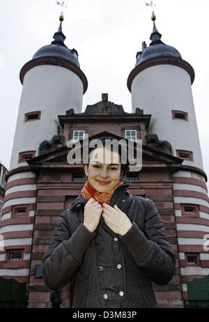 (Dpa) - l'immagine mostra il violinista Alina Pogostkina presso il vecchio ponte di Heidelberg, Germania, 26 dicembre 2005. Nato a San Pietroburgo il giovane musicista è cresciuto fino a Heidelberg, dove i suoi genitori vivono ancora. Pogostkina ha cominciato a suonare il violino all'età di quattro anni e ha avuto la sua prima performance pubbliche con cinque. Ultimamente ha vinto il 9° International Jean Sibelius concorso per vio Foto Stock