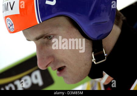 (Dpa) - sci ceco Jakub ponticello Janda si prepara per il suo turno durante i preliminari al 54th quattro Hill torneo su Schattenberg ski jump a Oberstdorf in Germania, Mercoledì, 28 dicembre 2005. Foto: Matthias Schrader Foto Stock