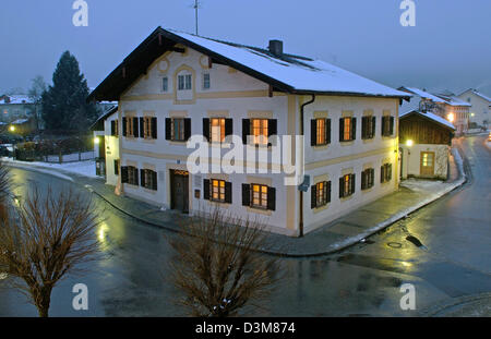 (Dpa) - l'immagine mostra il luogo di nascita di Papa Benedetto XVI. ex cardinale decano Joseph Ratzinger alla notte in Baviera Marktl am Inn, Germania, 23 dicembre 2005. Ratzinger in questa casa era nato il 19 aprile 1927. Foto Armin Weigel Foto Stock