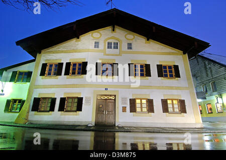 (Dpa) - l'immagine mostra il luogo di nascita di Papa Benedetto XVI. ex cardinale decano Joseph Ratzinger alla notte in Baviera Marktl am Inn, Germania, 23 dicembre 2005. Ratzinger in questa casa era nato il 19 aprile 1927. Foto Armin Weigel Foto Stock