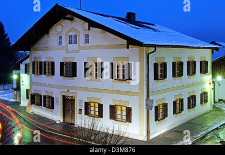 (Dpa) - l'immagine mostra il luogo di nascita di Papa Benedetto XVI, ex cardinale decano Joseph Ratzinger, durante la notte in Baviera Marktl am Inn, Germania, 23 dicembre 2005. Ratzinger in questa casa era nato il 19 aprile 1927. Foto Armin Weigel Foto Stock