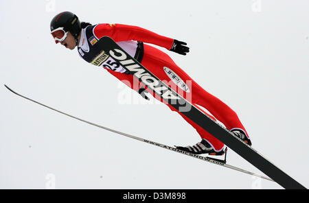 (Dpa) - giapponese del ponticello di sci Daito Takahashi è in volo durante il suo salto alla combinata nordica di Coppa del Mondo a Oberhof, Germania, Venerdì, 30 dicembre 2005. Le eliminatorie del Warsteiner-Grand Prix anche contrassegnare l'inizio del secondo periodo della competizione della stagione, che fornisce il top sci atleti provenienti da dodici paesi con la possibilità di qualificarsi per l'inverno Spor Foto Stock