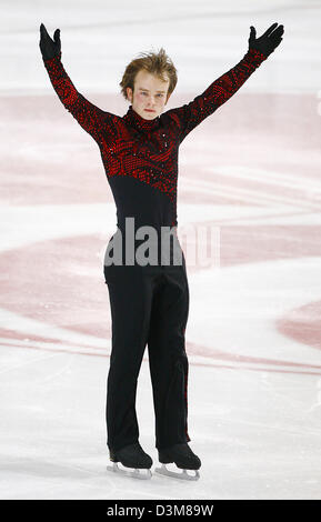 (Dpa) - tedesco figura skater Stefan Lindemann gesti come egli riceve gli applausi del pubblico dopo la sua performance in pattinaggio gratuito al Campionato tedesco nel pattinaggio artistico a Berlino, Venerdì, 30 dicembre 2005. Lindemann ha preso il suo quinto titolo, ma è ancora necessario per migliorare per i campionati europei a Lione per la fine di gennaio. Foto: Michael Hanschke Foto Stock