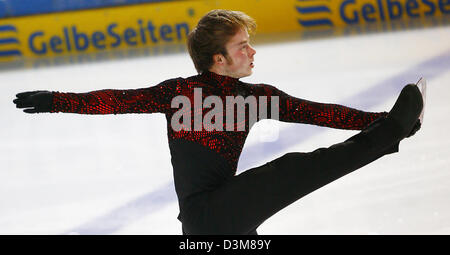 (Dpa) - tedesco figura skater Stefan Lindemann (25) eseguire in uomini della libera concorrenza di pattinaggio presso il campionato tedesco nel pattinaggio artistico a Berlino, Venerdì, 30 dicembre 2005. Lindemann ha preso il suo quinto titolo, ma è ancora necessario per migliorare per i campionati europei a Lione per la fine di gennaio. Foto: Michael Hanschke Foto Stock